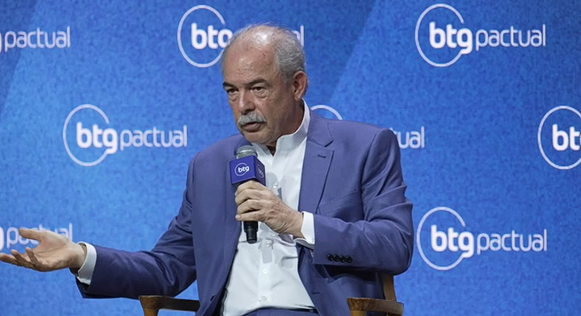 Mercadante rejeita Estado mínimo como caminho para o desenvolvimento: ‘Como vamos competir com EUA, China e UE sem subsídios?