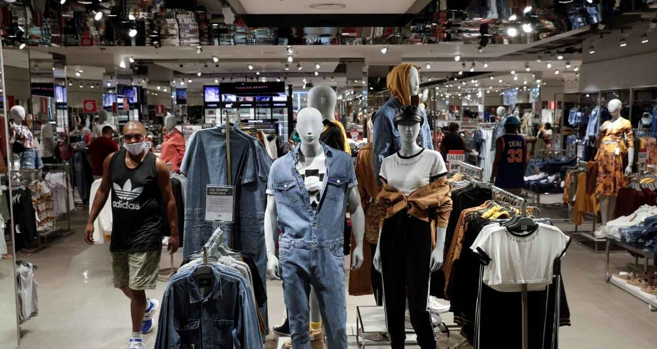 Vendas no varejo do Brasil recuam 0,8% em julho, diz IBGE