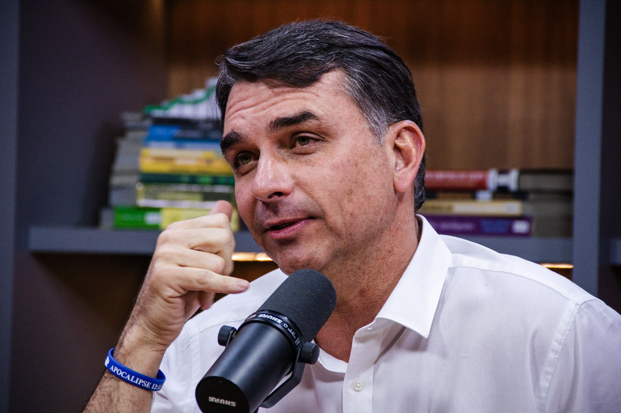 Flávio Bolsonaro diz que Dino e ‘tropa de choque de Lula no STF’ protegeram Moraes