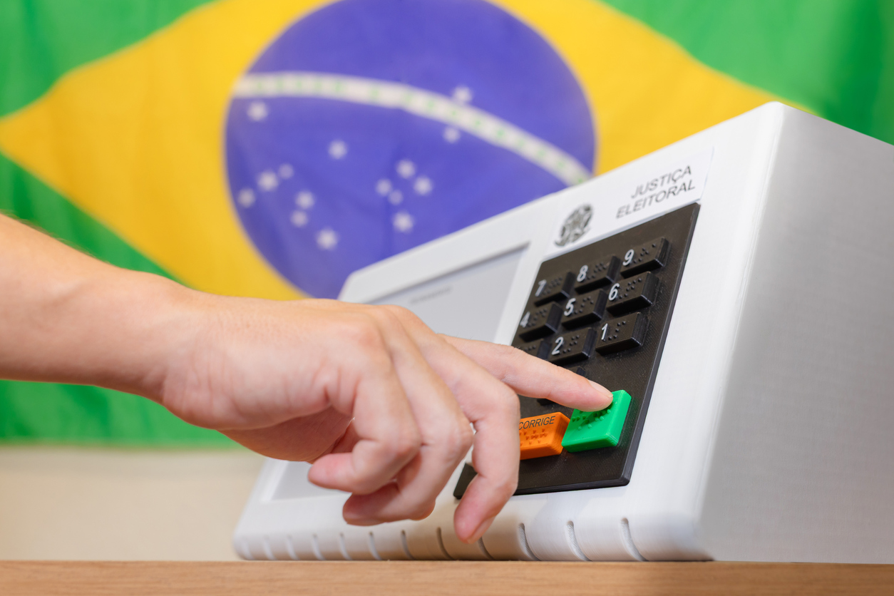 Falta injustificada às urnas gera sanções que afetam passaporte, conta em banco e até vaga em concurso público