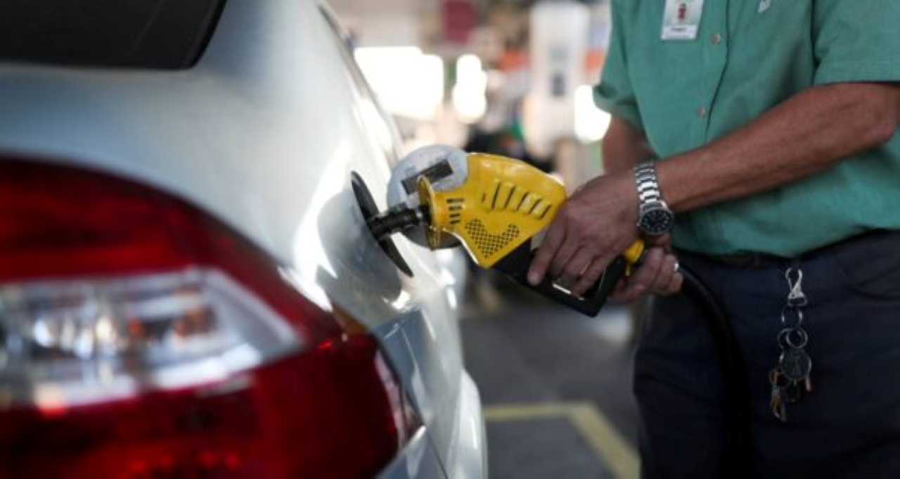 Gasolina cai 0,3% nos postos após redução de tributos na 1ª quinzena, diz Ticket Log