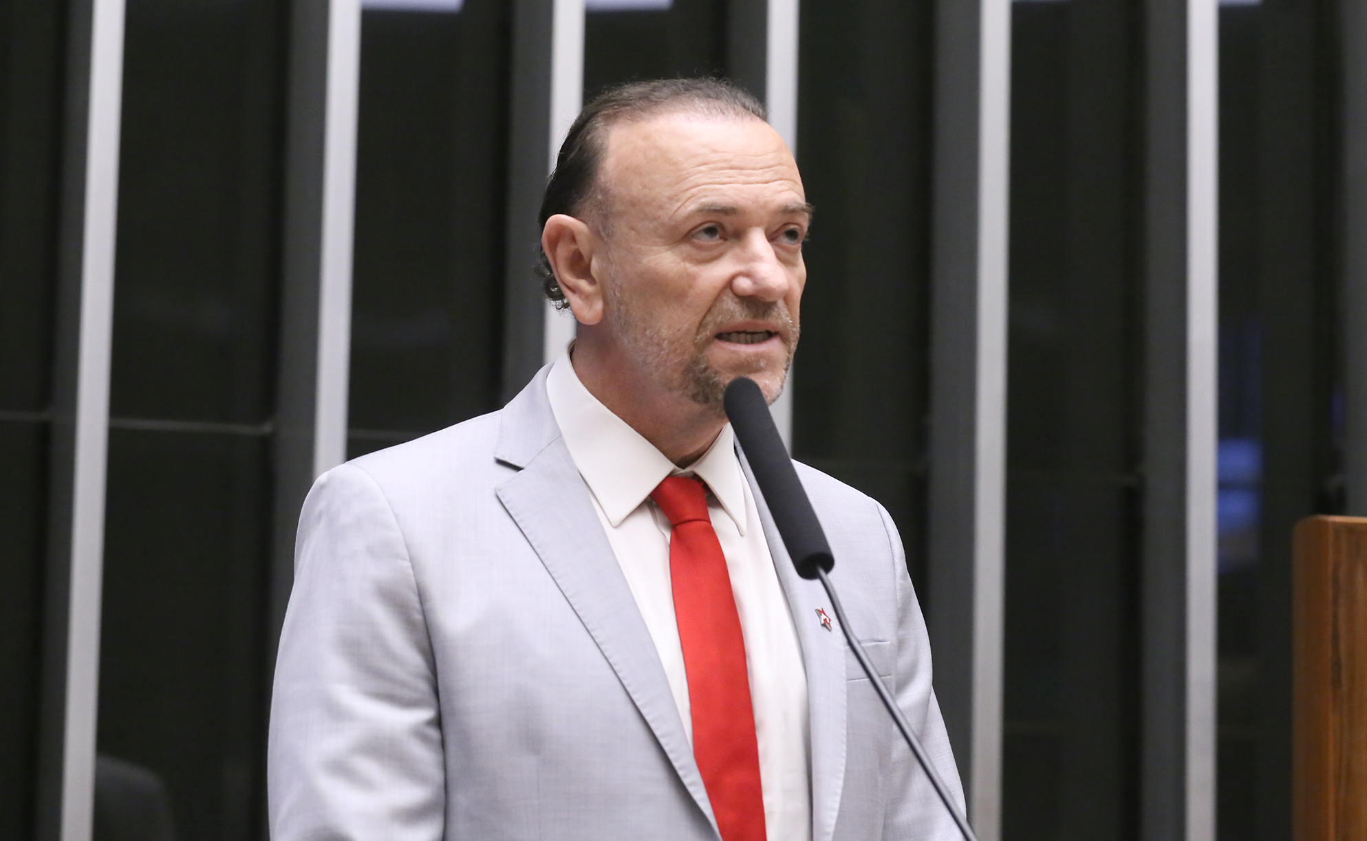 Edinho Silva admite que crise no STF prejudica Lula, mas que presidente se posicionou corretamente