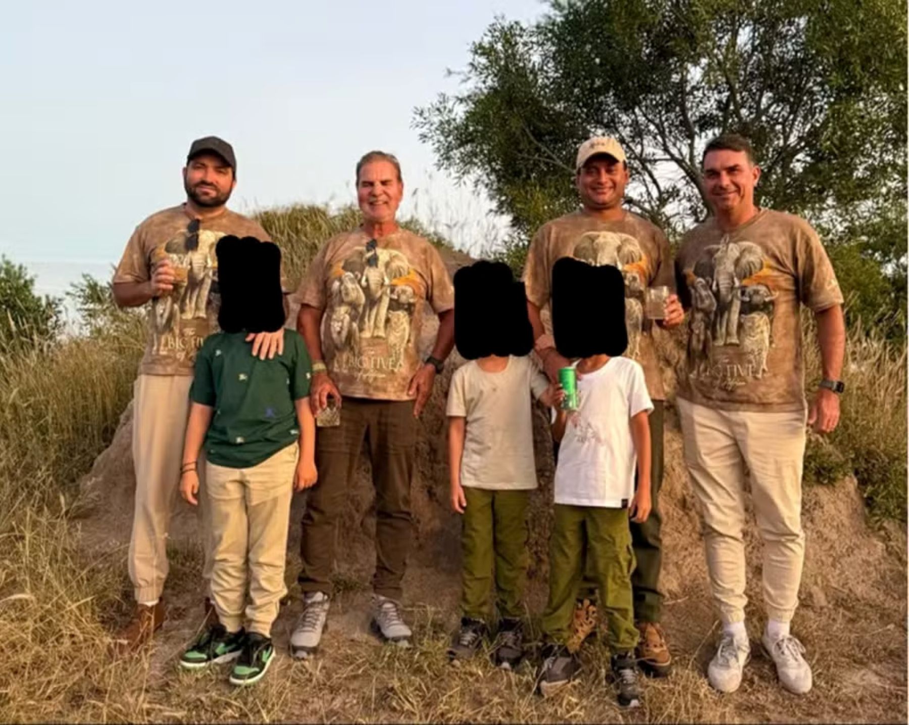Foto de Flávio Bolsonaro em safári na África do Sul reúne senador e advogado investigados no caso do INSS