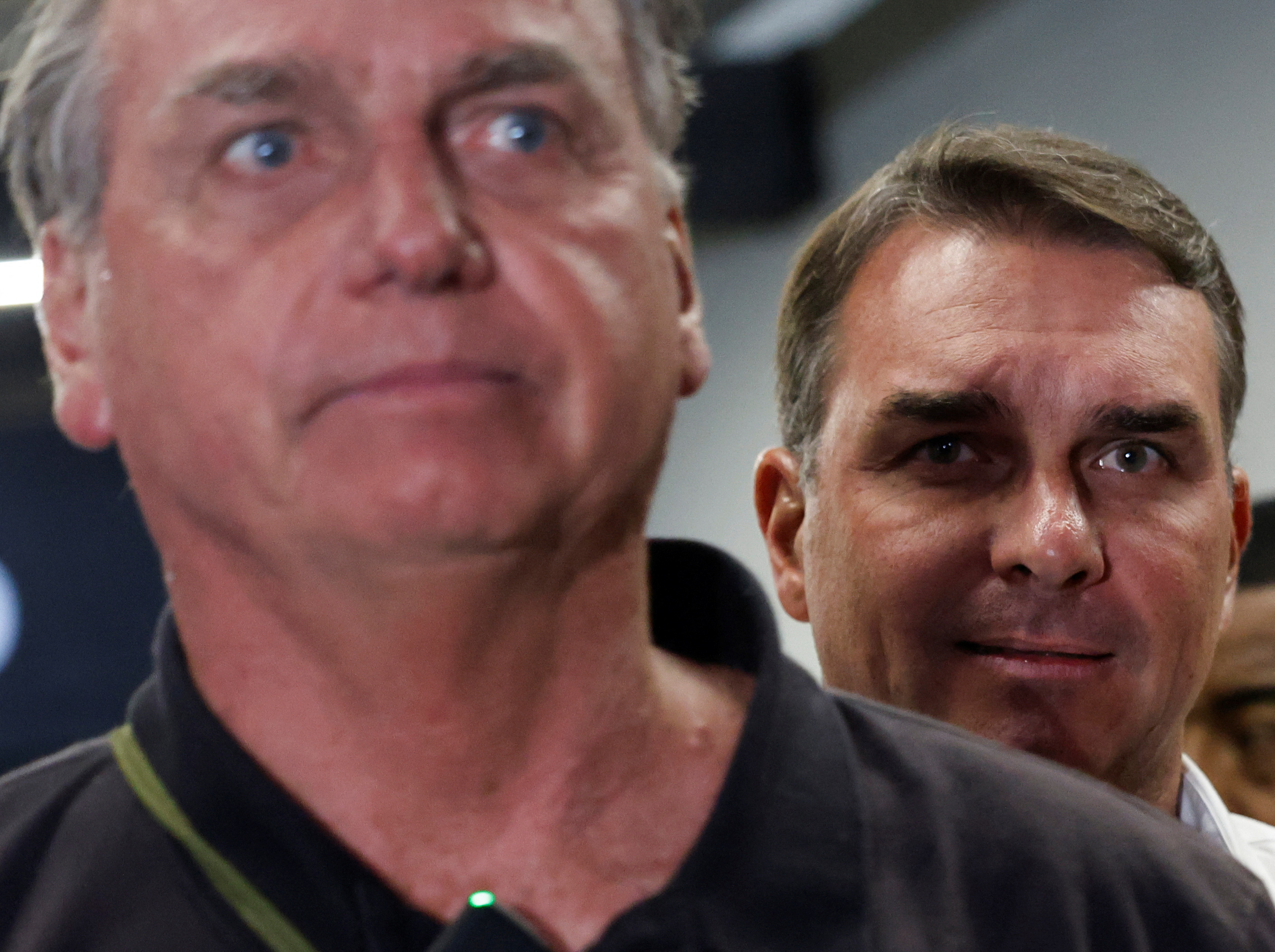 Flávio Bolsonaro exibe quadro do pai e repete, sem provas, que STF tenta interferir na eleição
