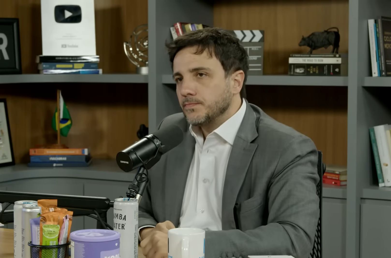 Renan Santos aciona TSE por suposta interferência estrangeira em favor de Flávio Bolsonaro