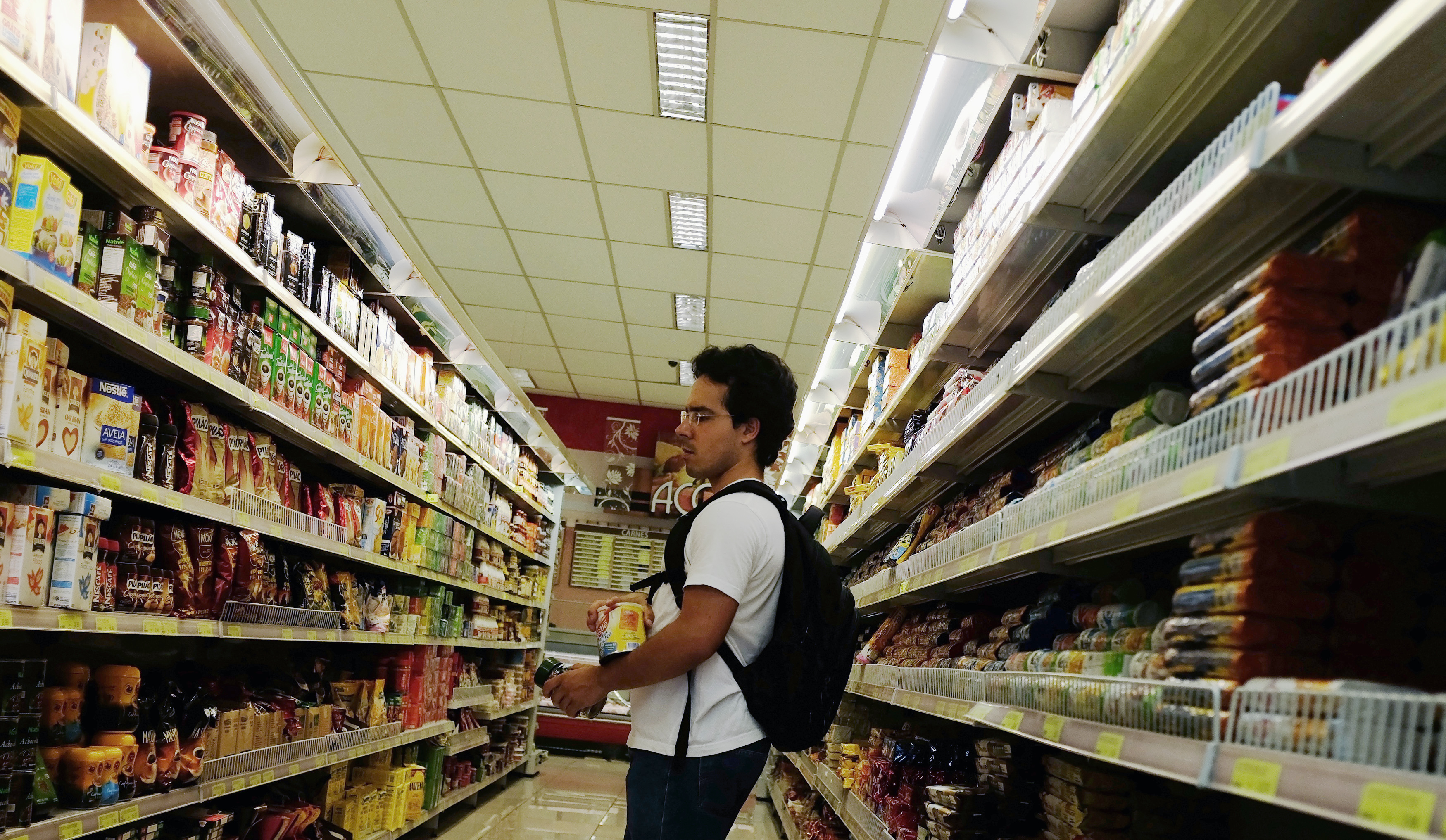 Confiança do consumidor no Brasil cai em setembro para menor nível em quase 4 anos, diz FGV