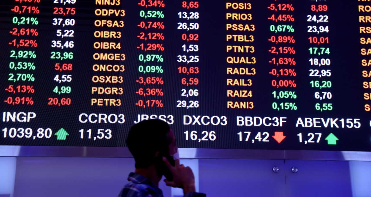 Compre B3 (B3SA3) e venda outras duas ações para ganhar mais de 3% nesta semana, segundo o Safra