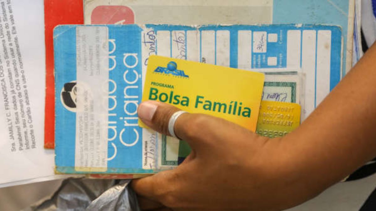 Carteira assinada corta o Bolsa Família? Saiba o que acontece com o beneficiário que arruma emprego