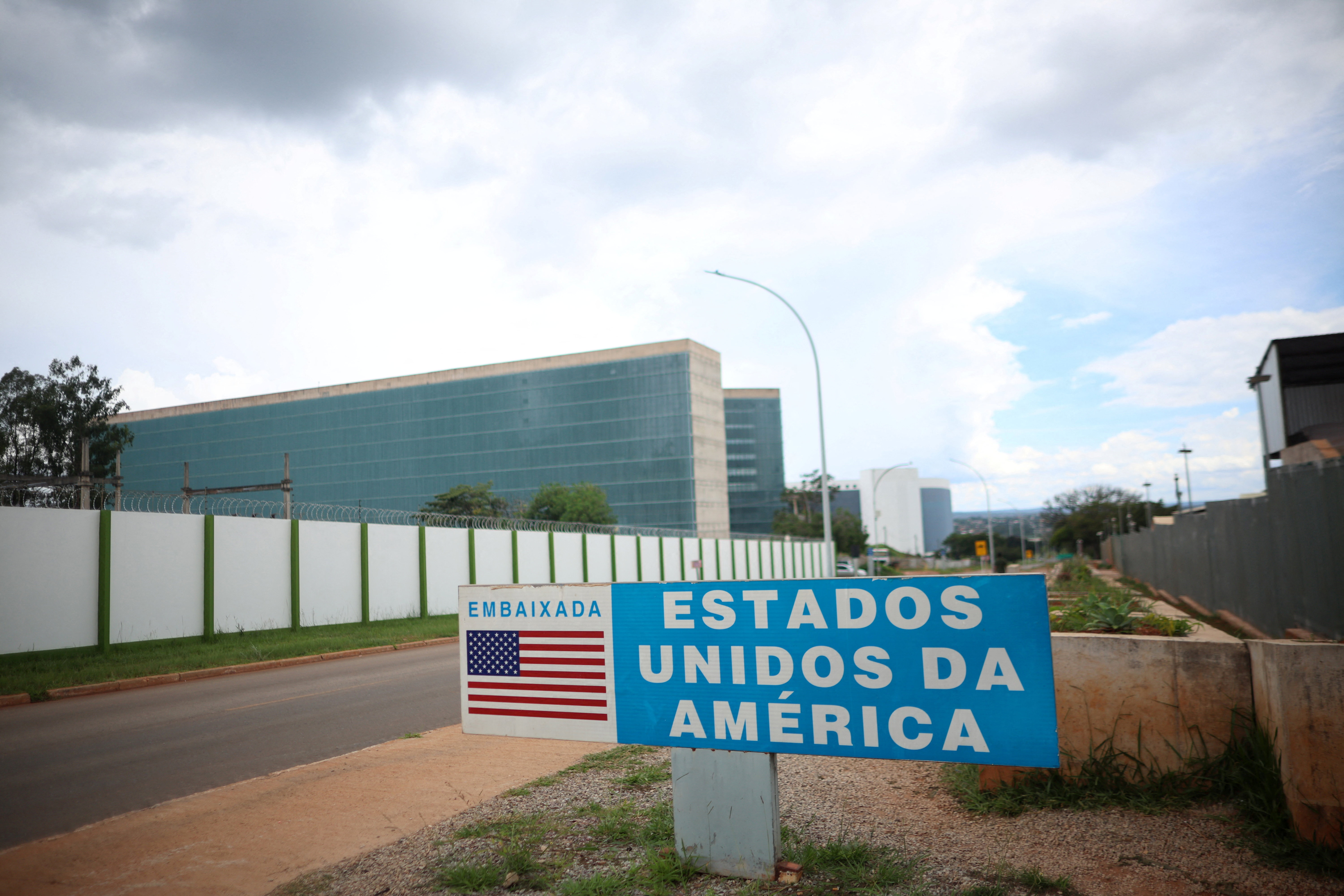 EUA suspendem serviços consulares do Brasil por temor com segurança; embaixada em Brasília é alvo de ameaça