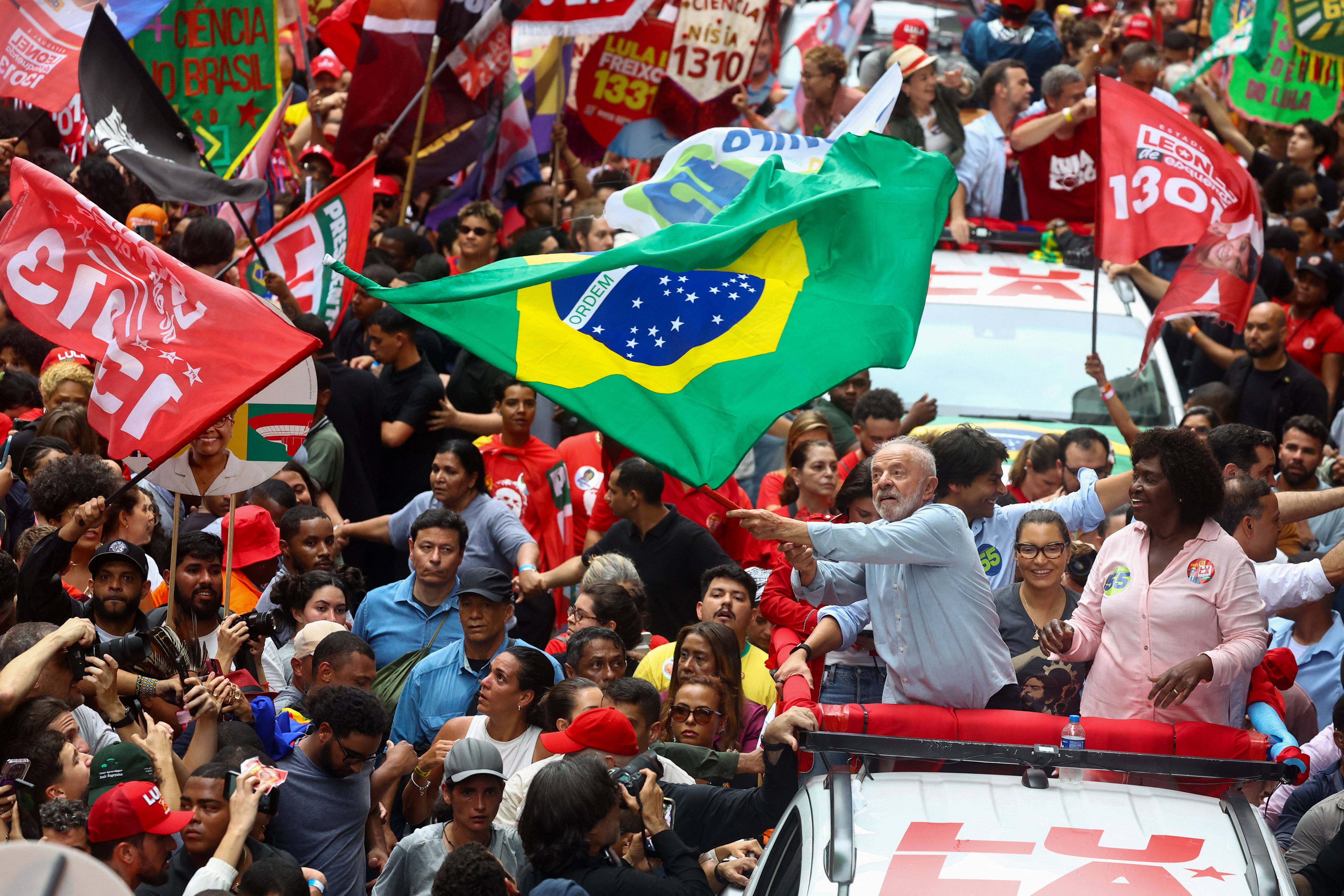 Lula diz que brasileiros têm o direito de ter quantos cartões de crédito quiserem