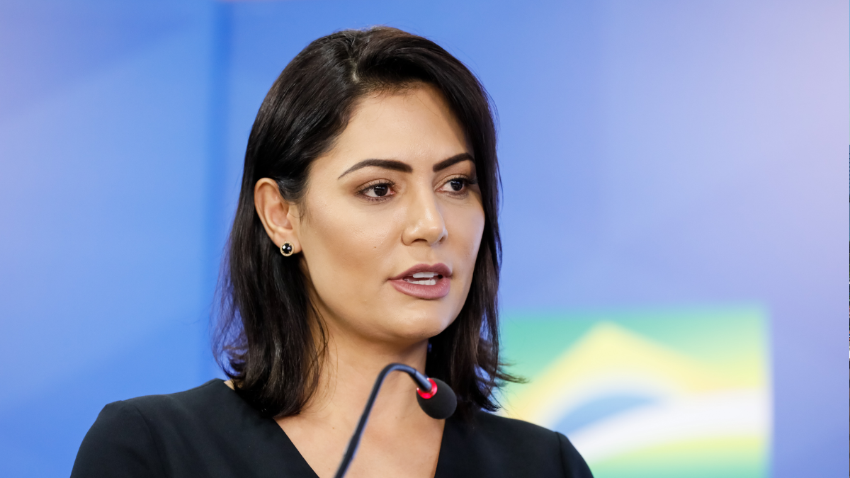 ‘Temos de orar por quem nos persegue’, diz Michelle sobre bate-boca com eleitores