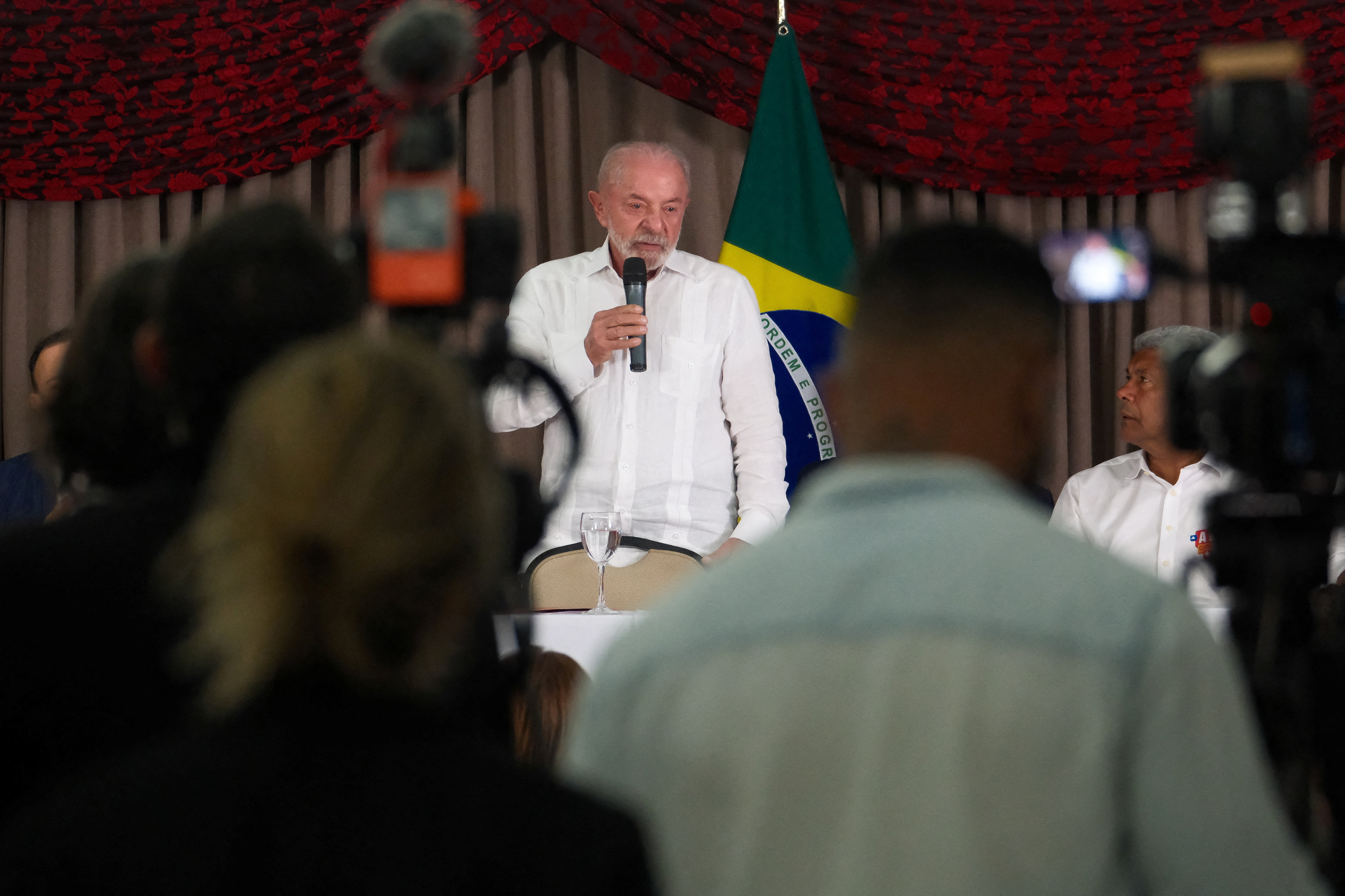 ‘Algumas perdas não têm volta’: Campanha de Lula muda tom e adota estratégia do medo contra Flávio Bolsonaro
