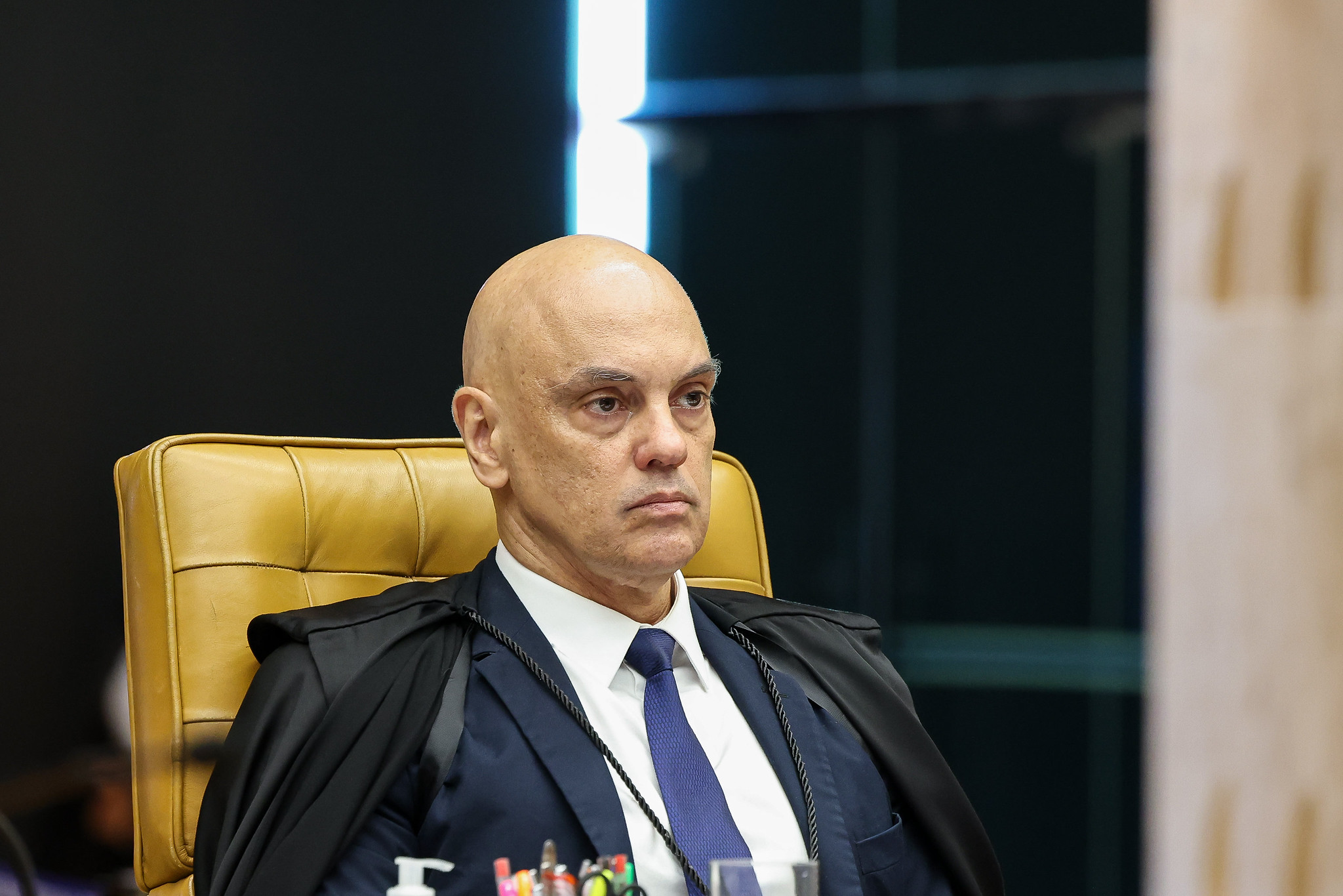 Alexandre Moraes manda prender Eduardo Bolsonaro e determina cancelamento de passaportes