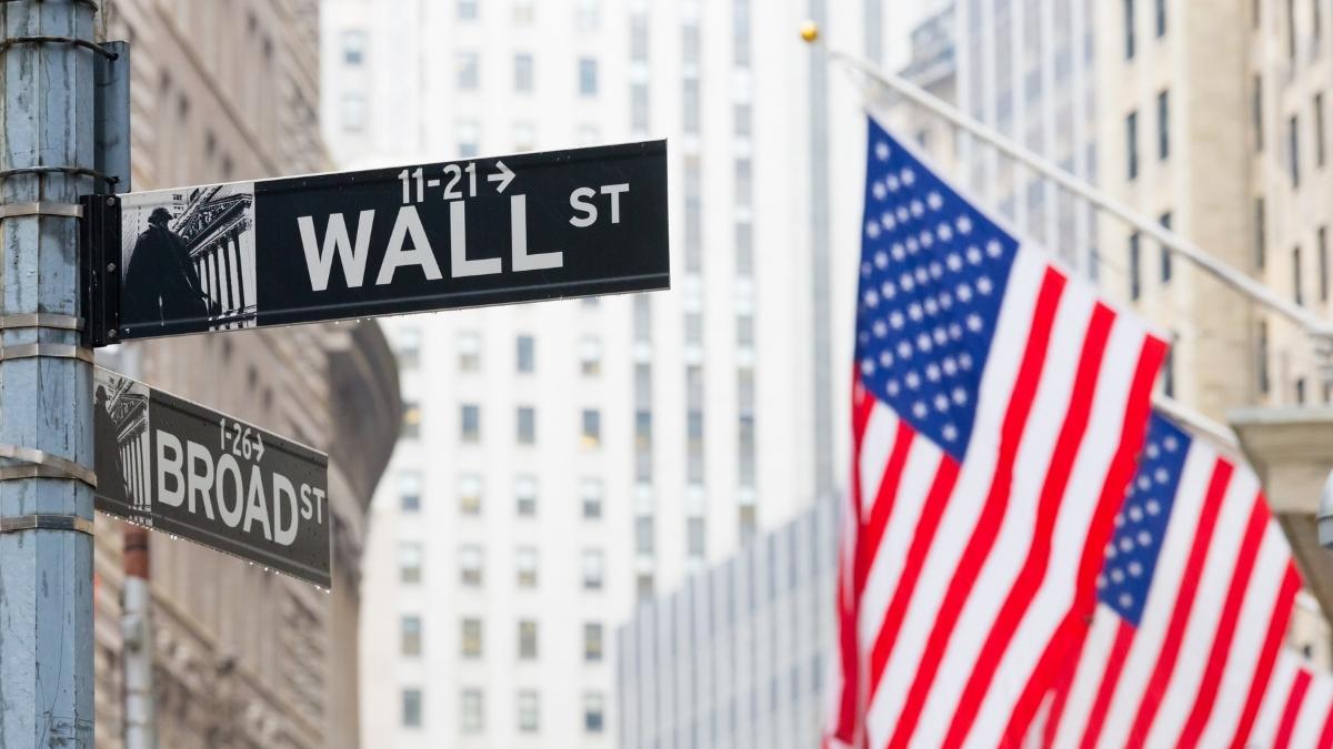 Imagem da notícia: Wall Street opera mista com alta dos preços do petróleo, de olho em balanços e dados
