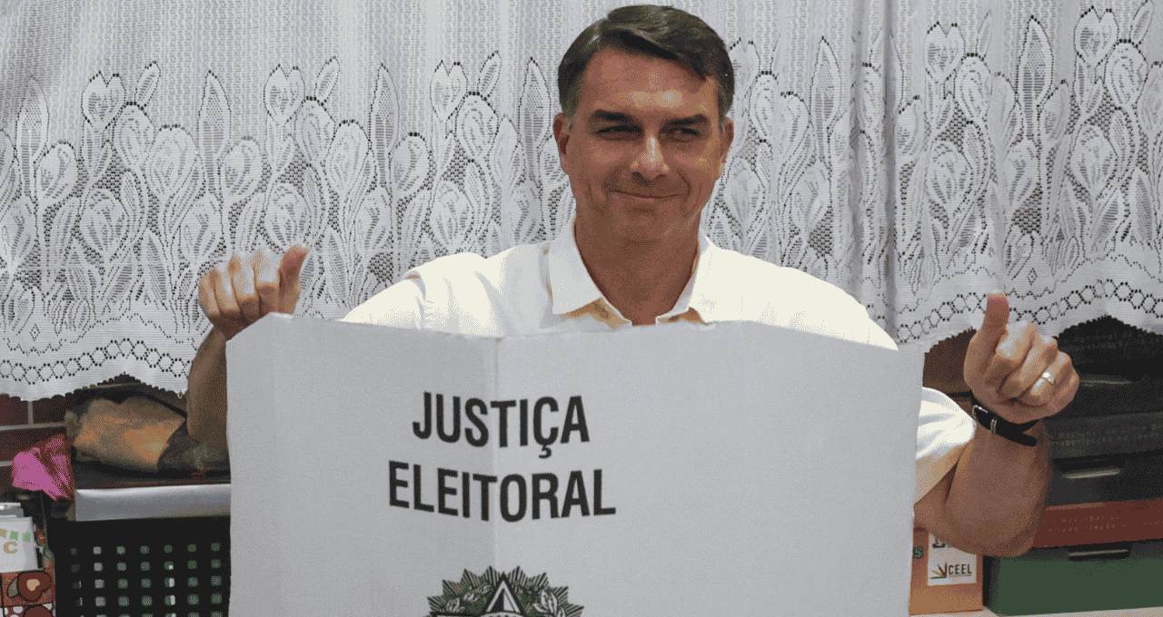 A empresários, Flávio Bolsonaro sinaliza revisão da PEC do fim da 6×1 se eleito