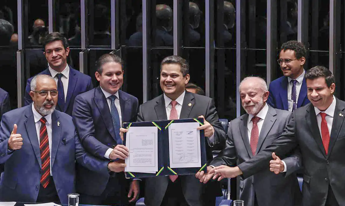 Congresso promulga emenda do fim da escala 6×1; escala 5×2 começa em 60 dias
