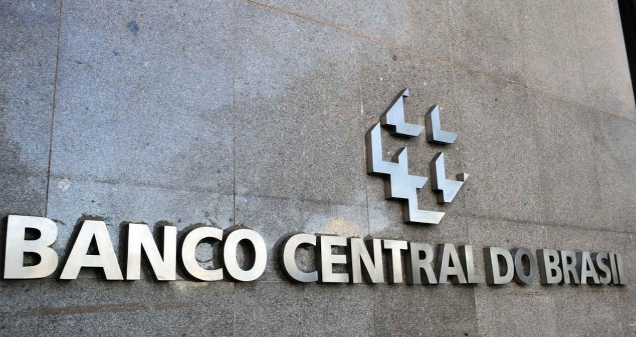Economistas cortam projeções para economia brasileira; veja o Focus desta segunda-feira (19)
