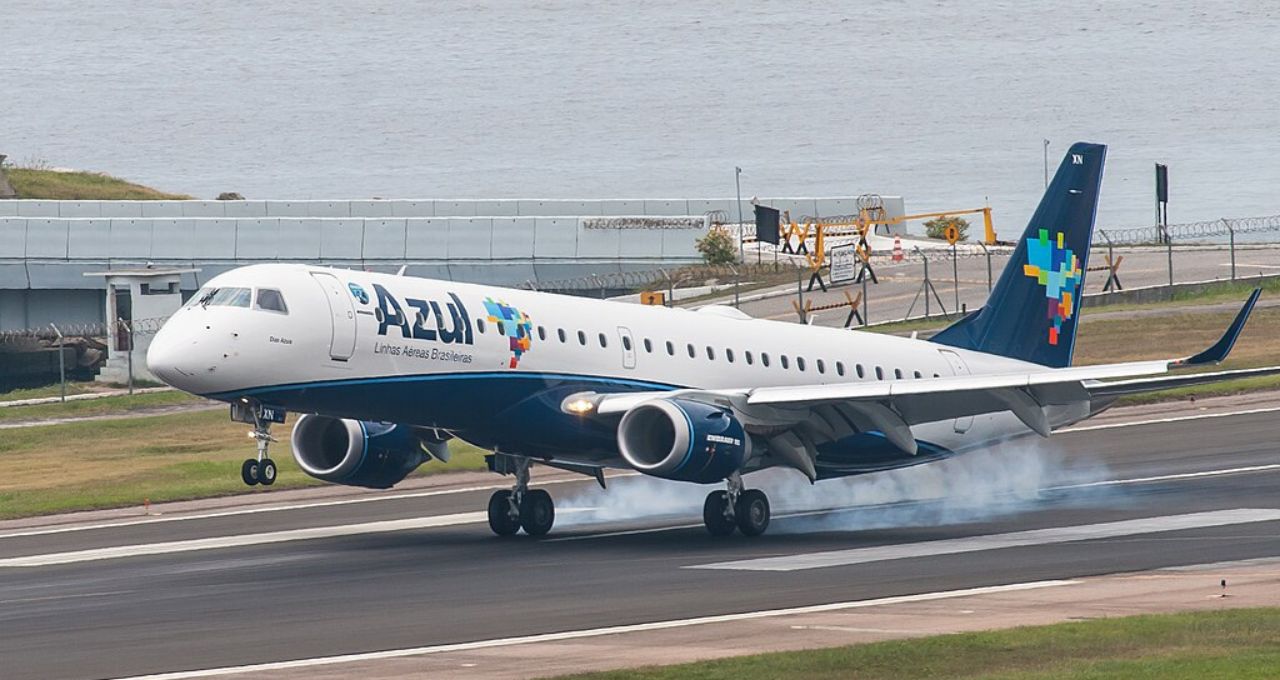 Azul (AZUL3) obtém financiamento de até R$ 2 bilhões com garantia da União para pagar combustível
