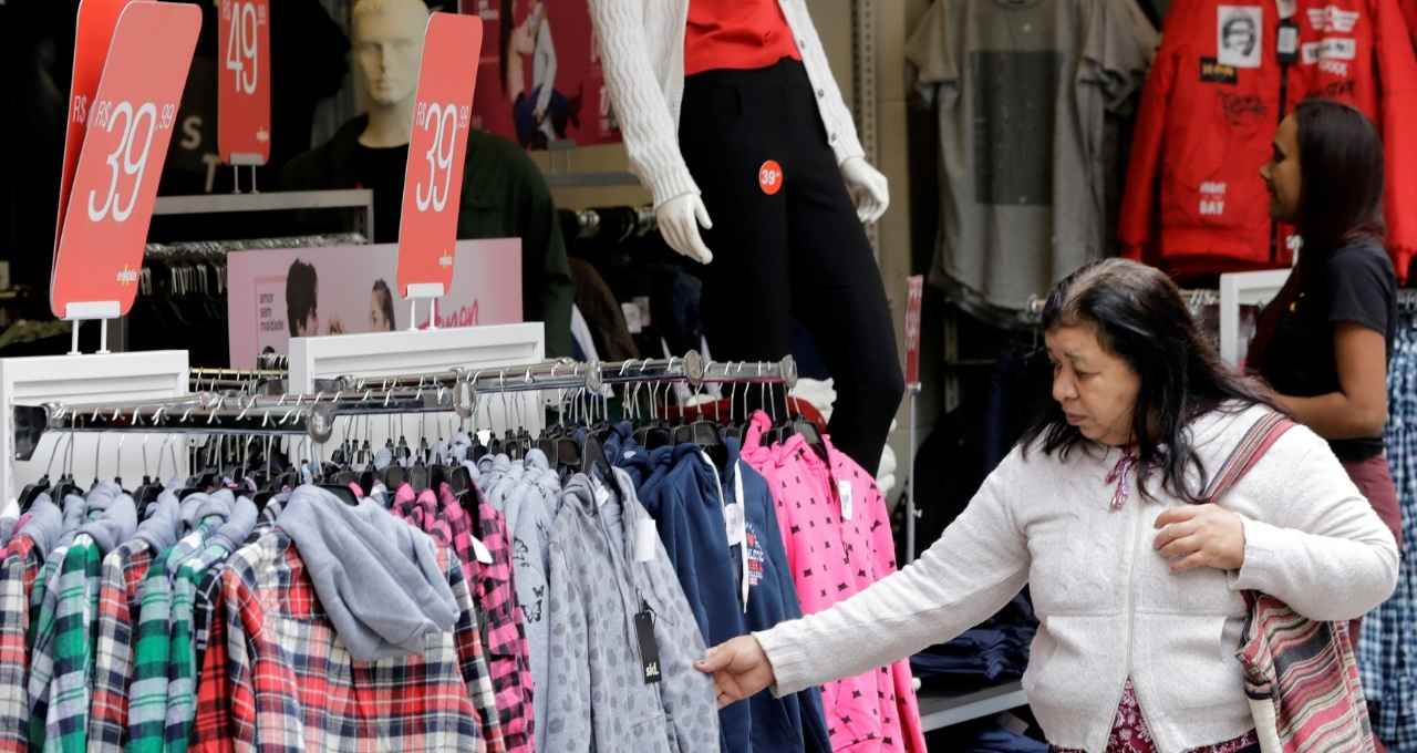 Confiança do consumidor reage em outubro, mas endividamento ainda trava alta