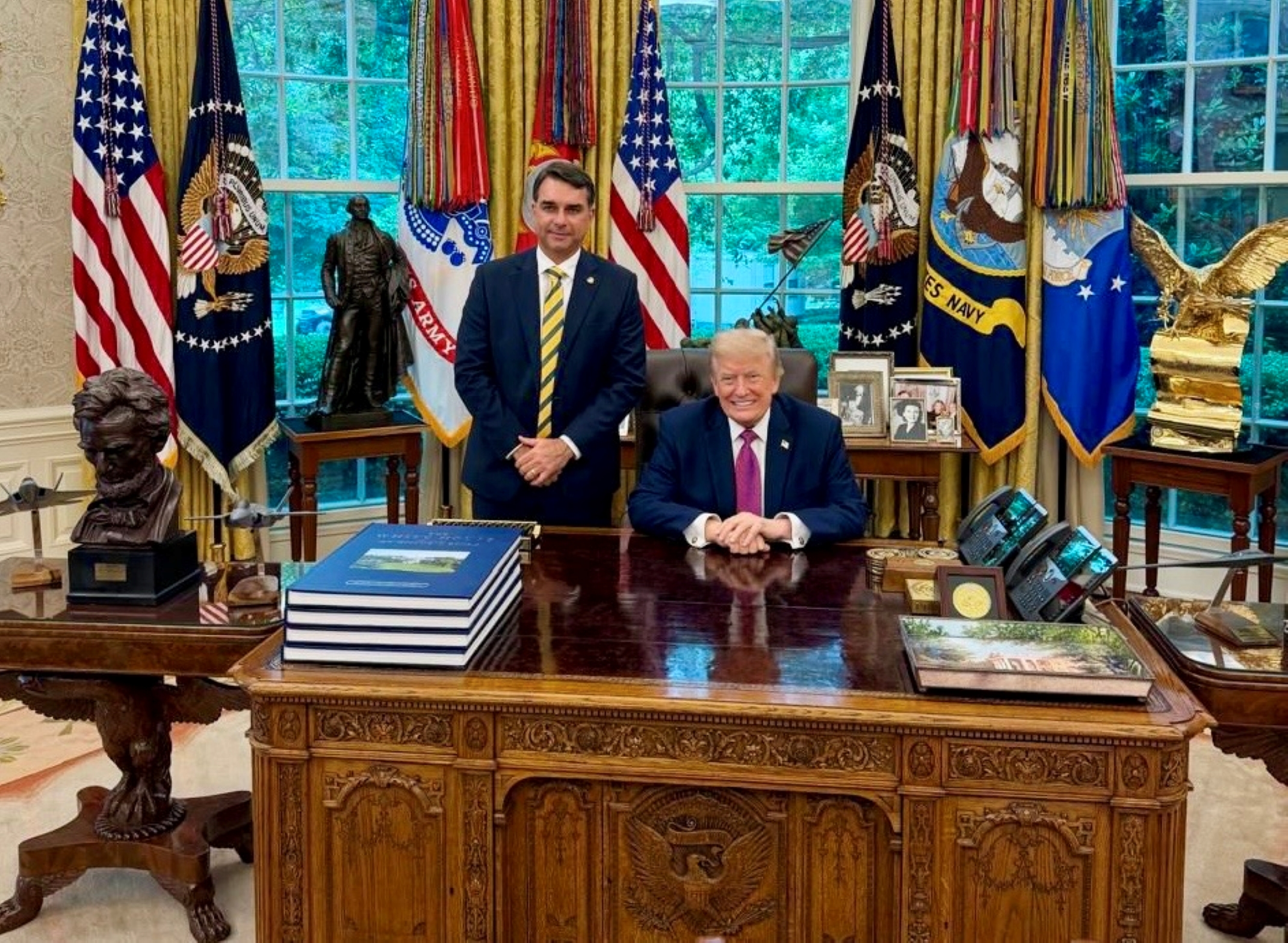 ‘Não vou me meter’: Trump evita dar apoio a Flávio Bolsonaro, mas questiona resultado das eleições no Brasil