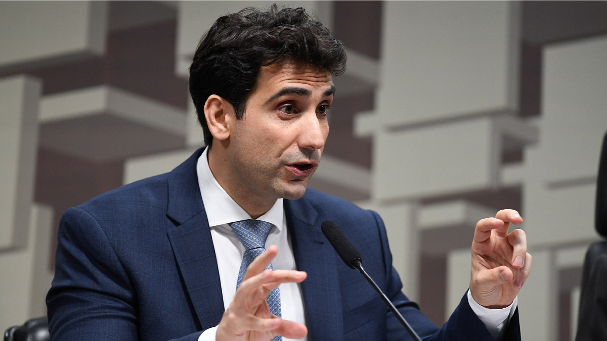 Por que a Selic continua alta? Galípolo aponta culpado para os juros elevados e faz alerta sobre inadimplência