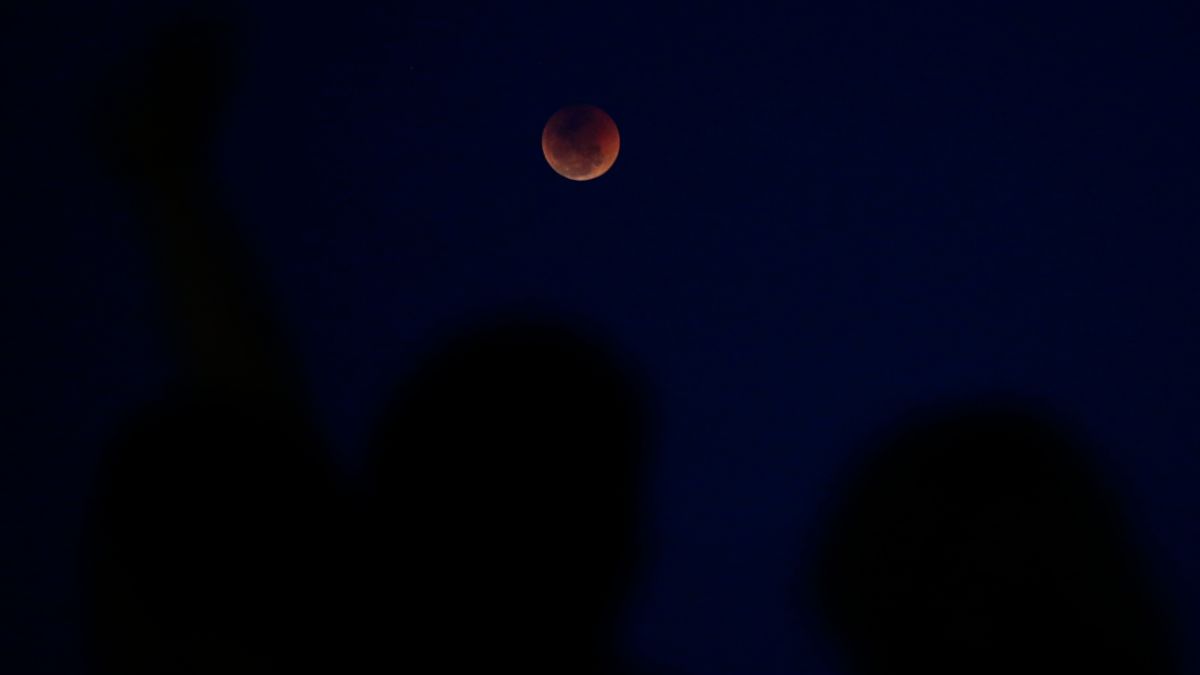 96% da Lua vai desaparecer na madrugada e fenômeno poderá ser visto em todo o Brasil; veja horários