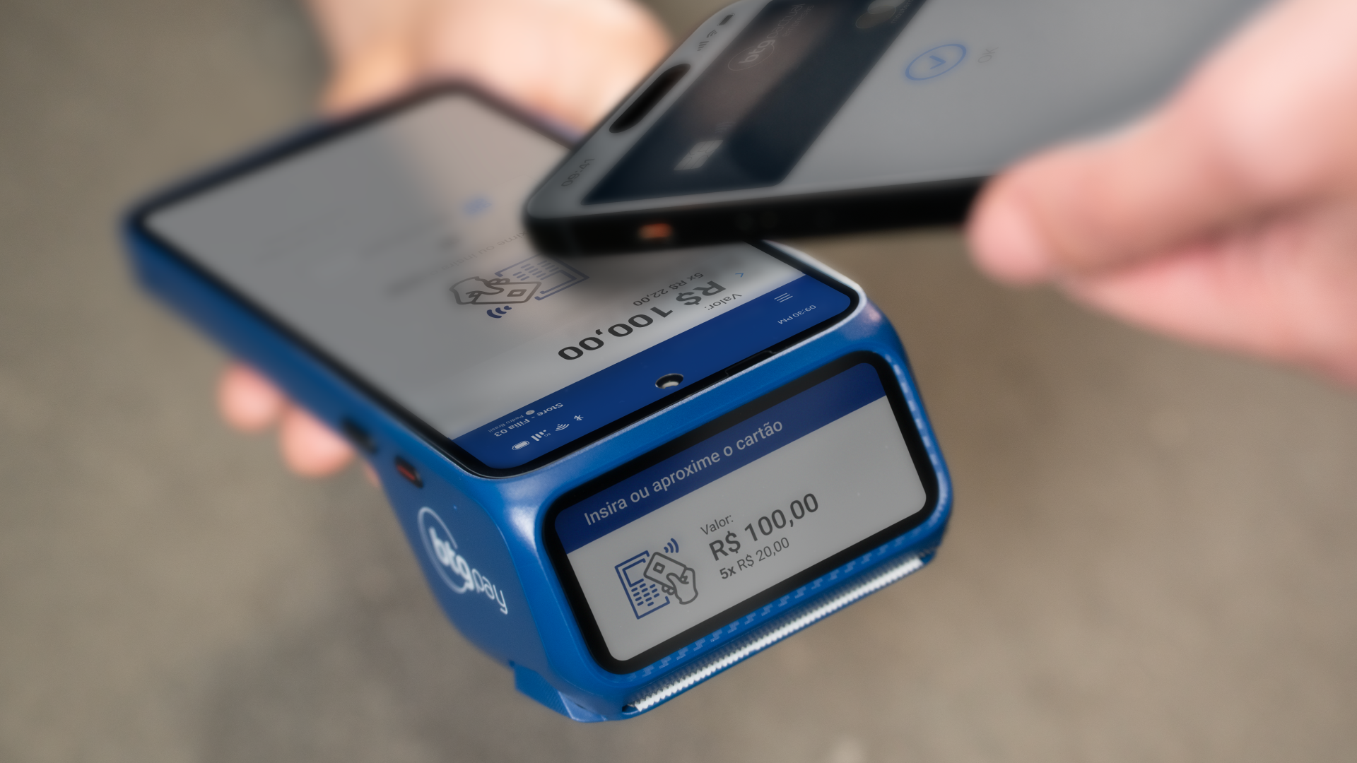BTG lança maquininha de duas telas para cliente conferir valor da compra na hora do pagamento