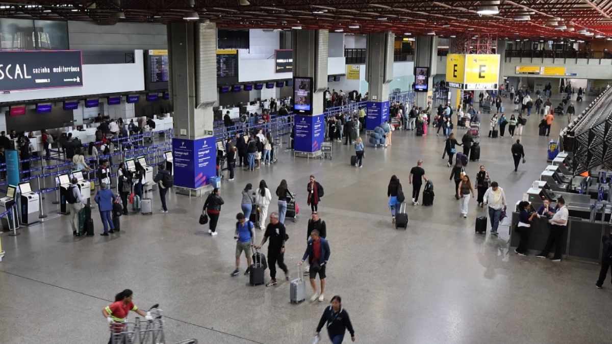 Quem causar confusão em voos poderá pagar multa de até R$ 17 mil e ser proibido de voar; confira as novas regras da Anac