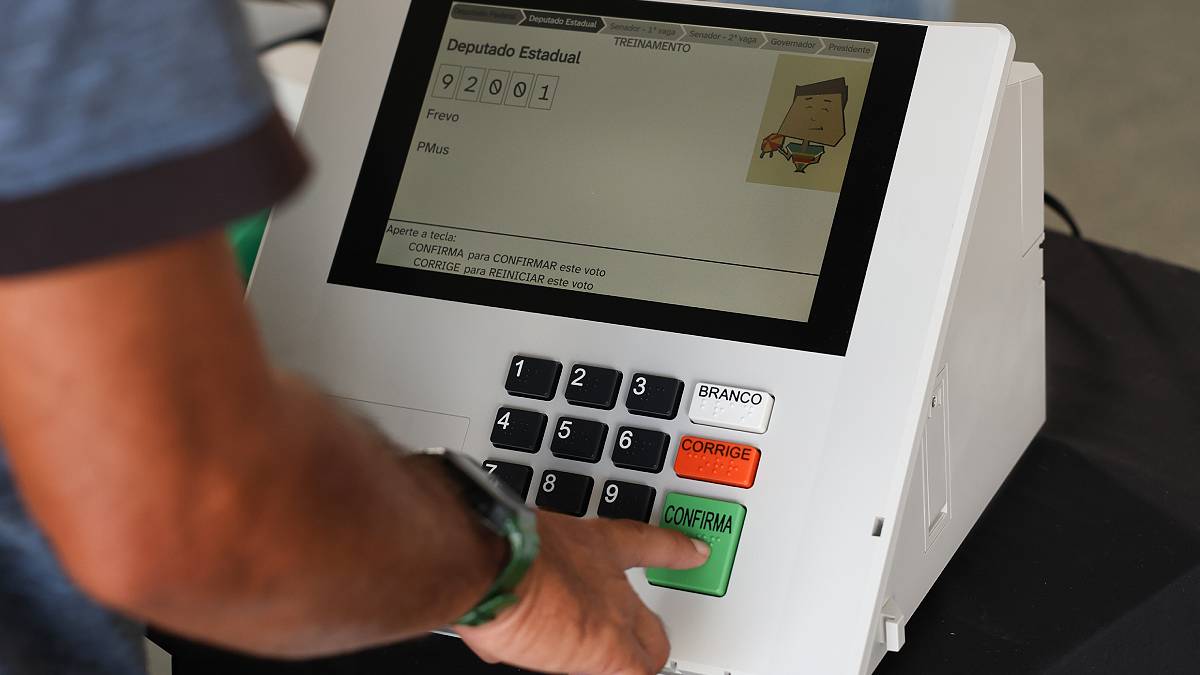 Eleições 2026: vai viajar neste domingo? Veja como justificar o voto pelo celular — e não deixar essa pendência para depois