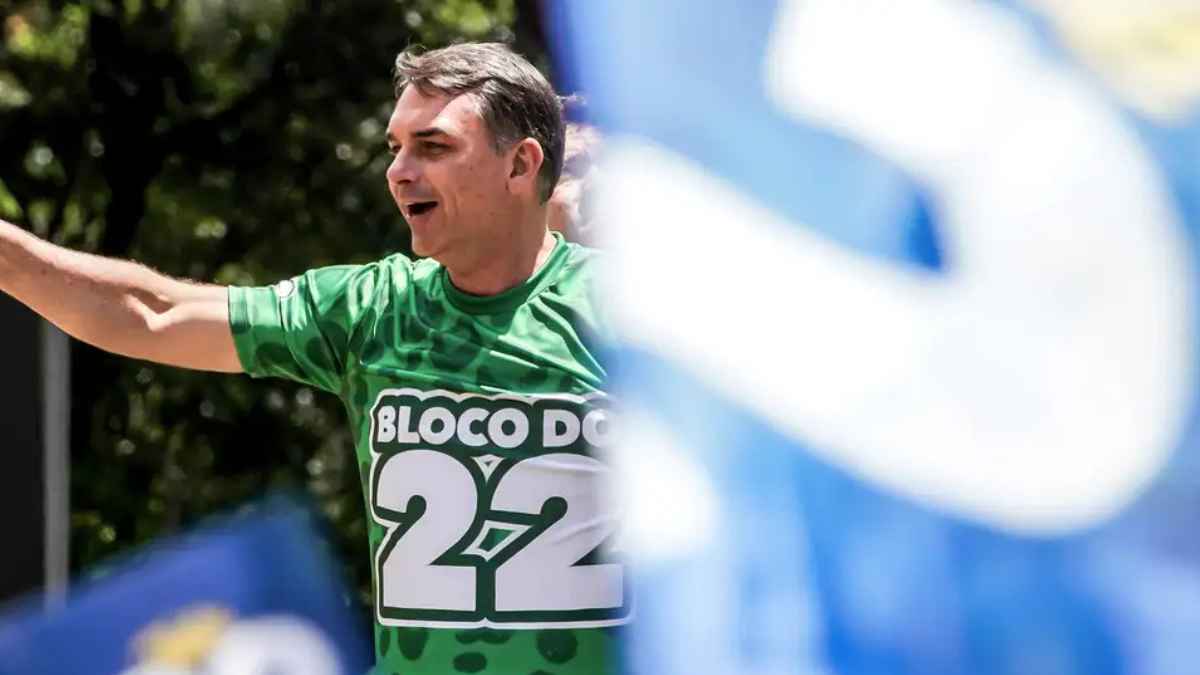 Flávio Bolsonaro vota no Rio de Janeiro, diz que país precisa mudar e encerra campanha com chamado às urnas