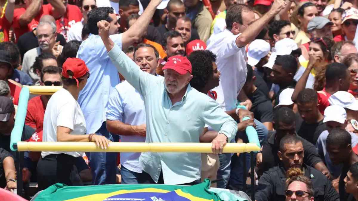 Lula agradece apoio no segundo turno antes de votar: “nunca vi alguém ser tratado com tanto carinho”